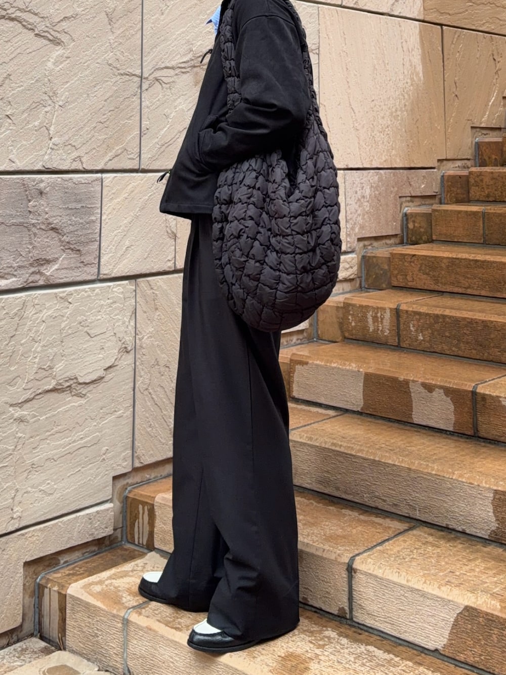 ブラック系のブルゾン、ブラック系のスラックス、その他のローファーを着用したメンズの春コーディネートの2枚目の写真