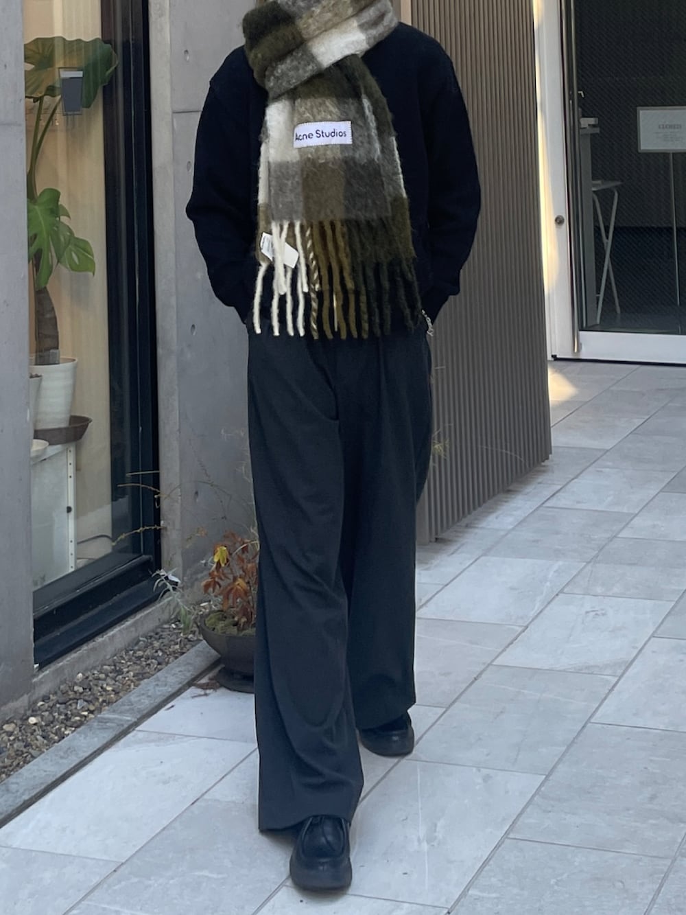 「マフラー、マフラーコーデ、AcneStudios、メンズファッション、メンズコーデ、冬コーデ、冬服、冬服コーデ、きれいめカジュアル、キレイめ、きれいめコーディネート、キレイめカジュアル、韓国コーデ、モード、モードスタイル」｜「Acne StudiosのFN-UX-SCAR000115（マフラー、その他）」を使った、Asuさん（メンズ・178cm）の冬コーディネートの2枚目の写真