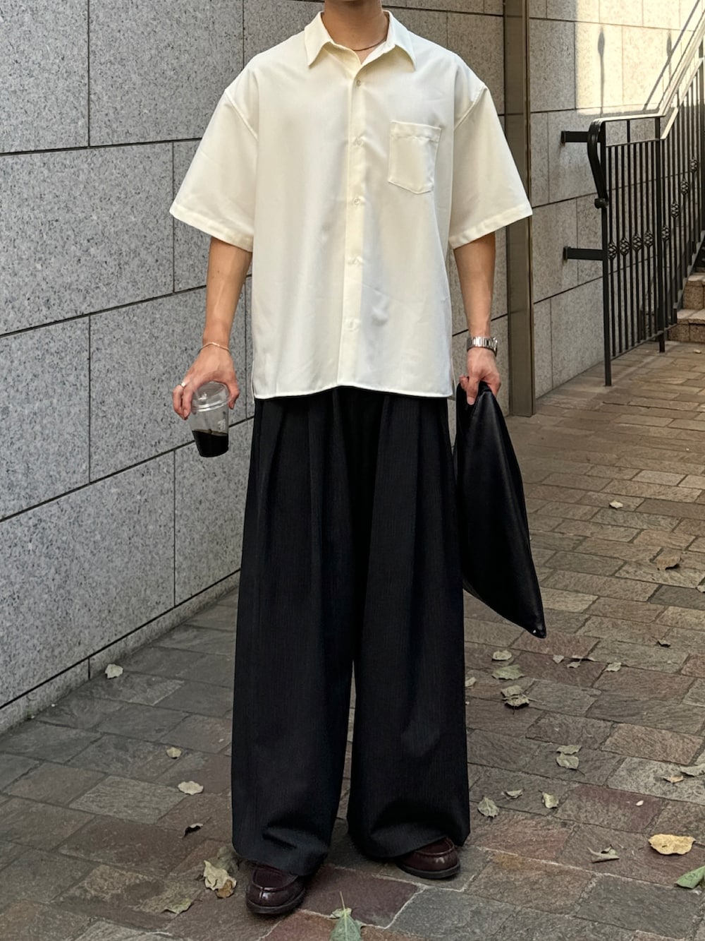 ホワイト系のシャツ/ブラウス、ブラック系のトートバッグ、シルバー系のネックレスを着用したメンズの夏コーディネートの3枚目の写真