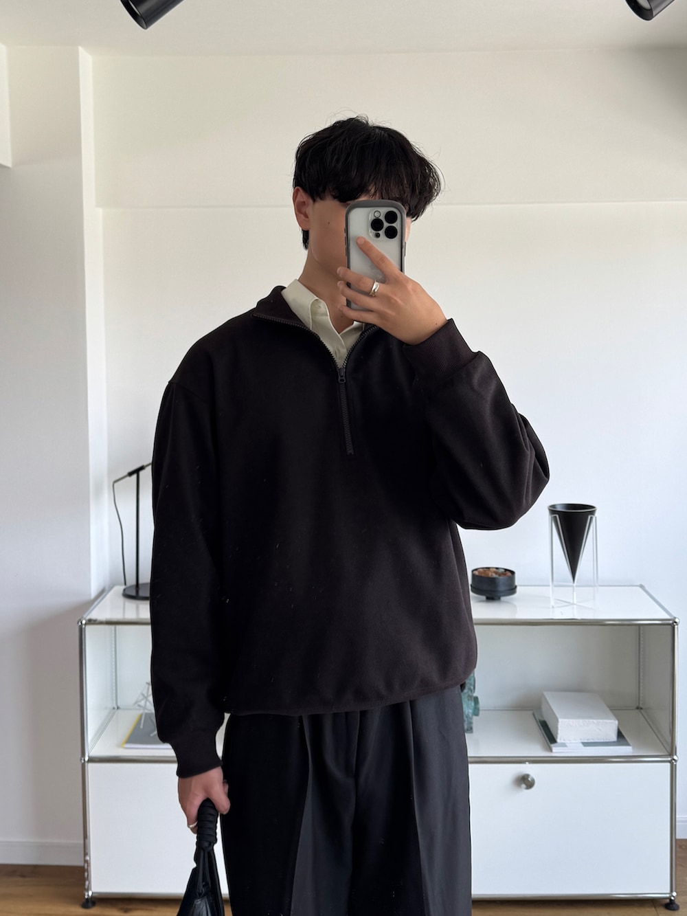 ホワイト系のシャツ/ブラウス、ブラック系のスラックス、ブラック系のトートバッグを着用したメンズの秋コーディネートの2枚目の写真