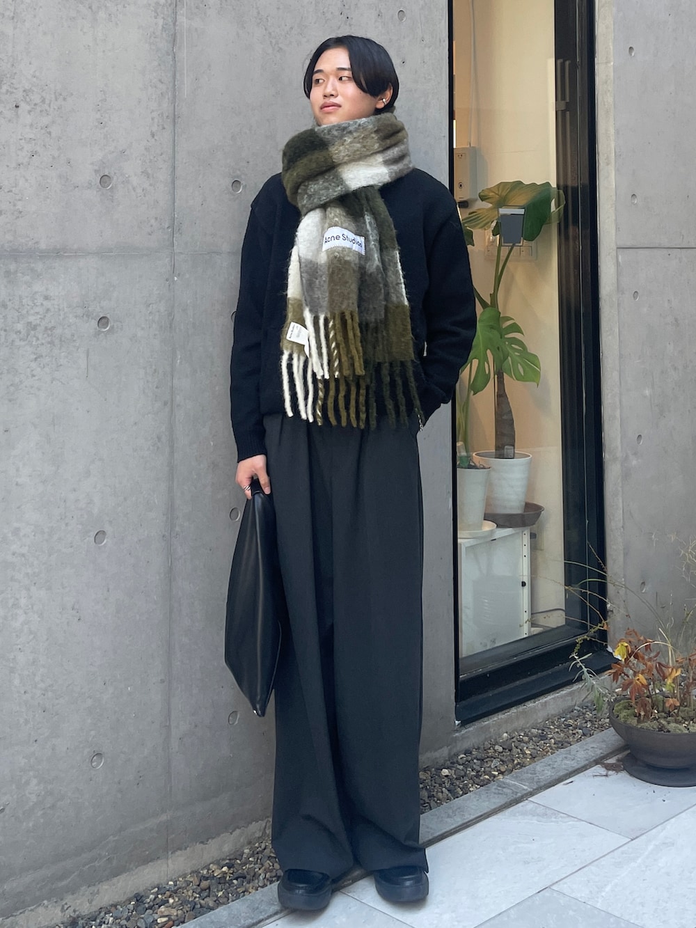 「マフラー、マフラーコーデ、AcneStudios、メンズファッション、メンズコーデ、冬コーデ、冬服、冬服コーデ、きれいめカジュアル、キレイめ、きれいめコーディネート、キレイめカジュアル、韓国コーデ、モード、モードスタイル」｜「Acne StudiosのFN-UX-SCAR000115（マフラー、その他）」を使った、Asuさん（メンズ・178cm）の冬コーディネートの3枚目の写真