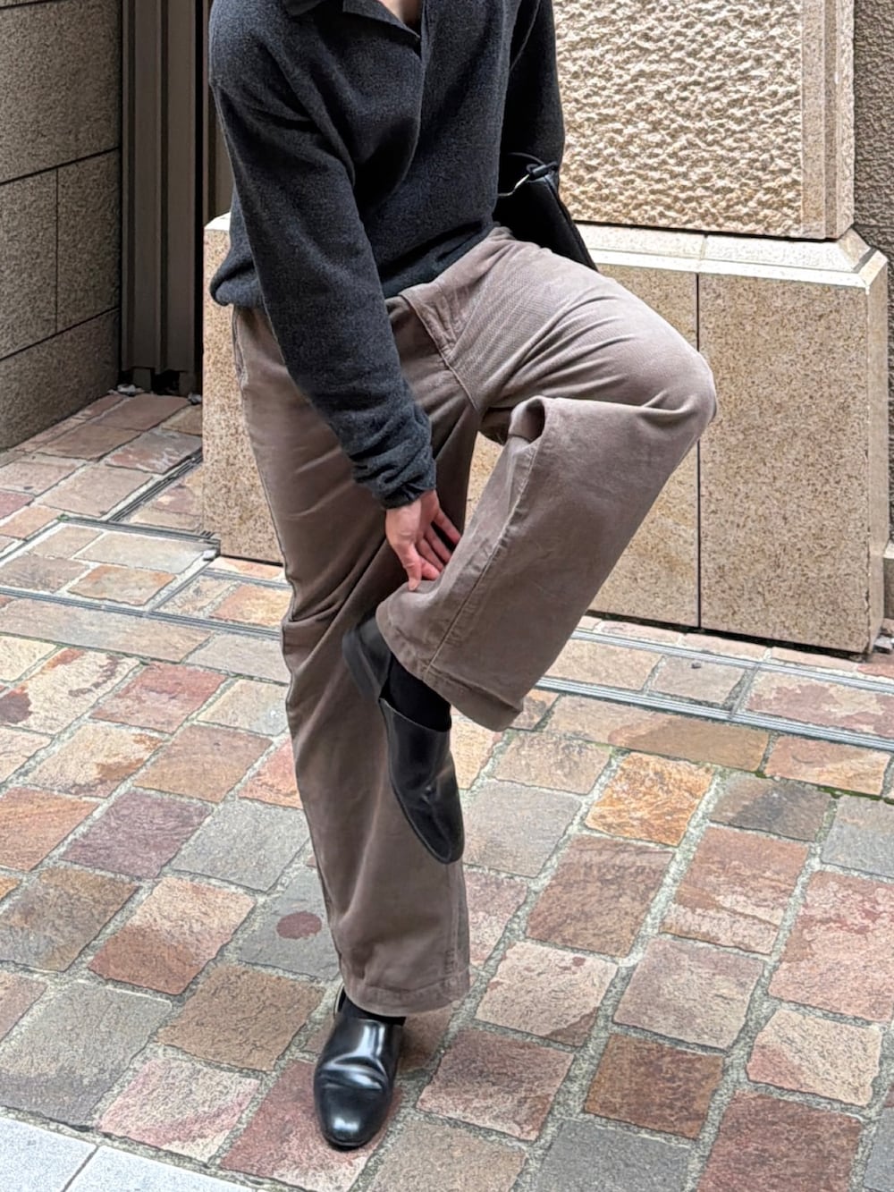 ブラウン系のその他パンツを着用したメンズの秋コーディネートの4枚目の写真