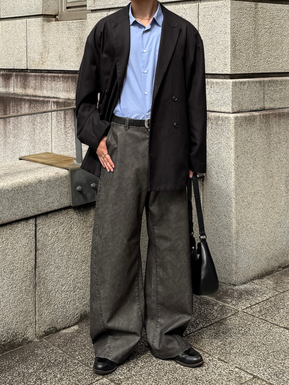 グレー系のその他パンツ、ブラック系のローファー、ブラック系のショルダーバッグを着用したメンズの春コーディネートの2枚目の写真