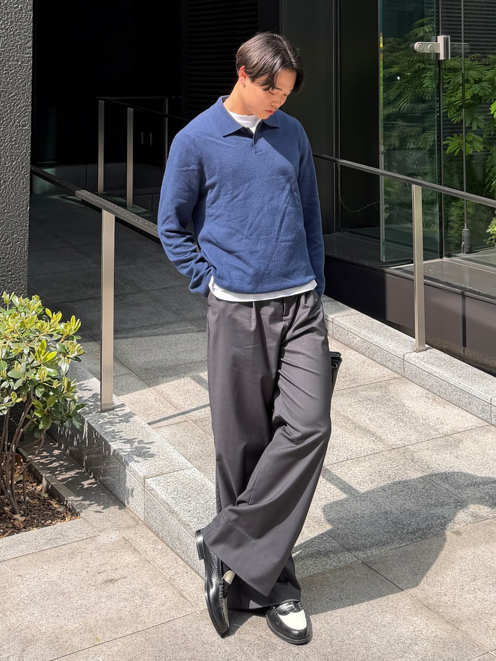 ホワイト系のTシャツ/カットソー、グレー系のスラックス、その他のローファーを着用したメンズの春コーディネートの2枚目の写真