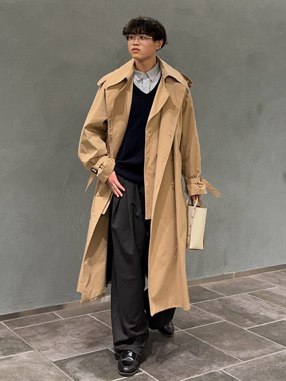 ブルー系のベスト、ブルー系のシャツ/ブラウス、ホワイト系のハンドバッグを着用したメンズの冬コーディネートの4枚目の写真