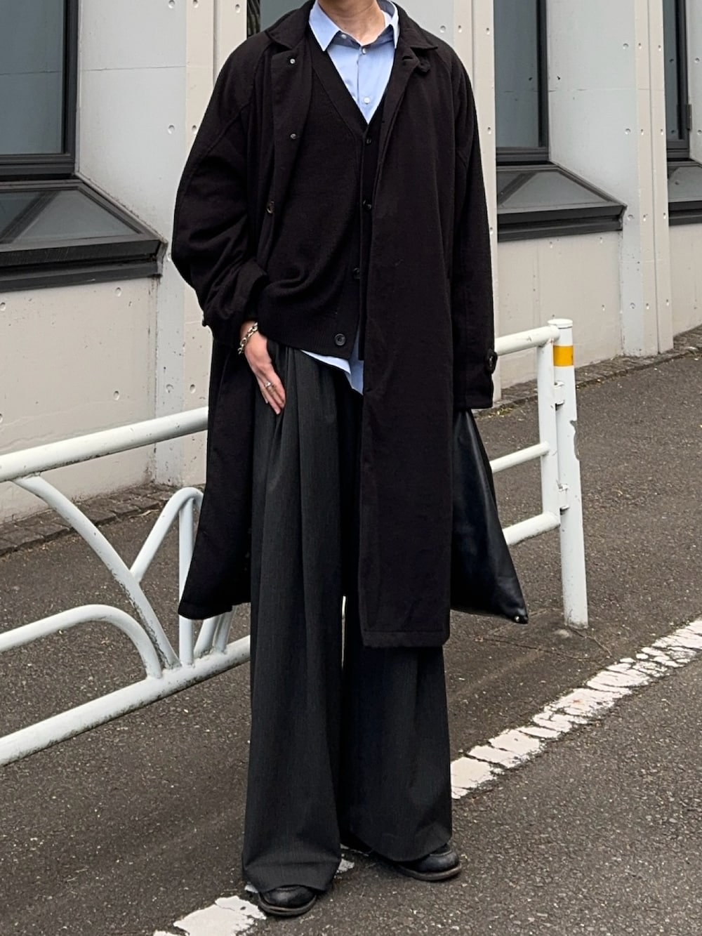 ブラック系のステンカラーコート、ブラック系のカーディガン/ボレロ、ブルー系のシャツ/ブラウスを着用したメンズの冬コーディネートの2枚目の写真