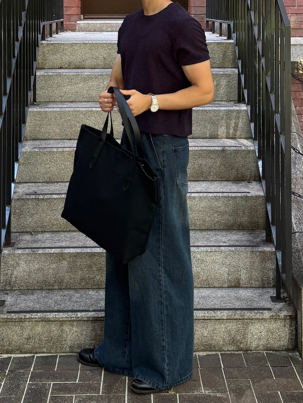 ブルー系のデニムパンツ、ブラック系のローファーを着用したメンズの夏コーディネートの2枚目の写真