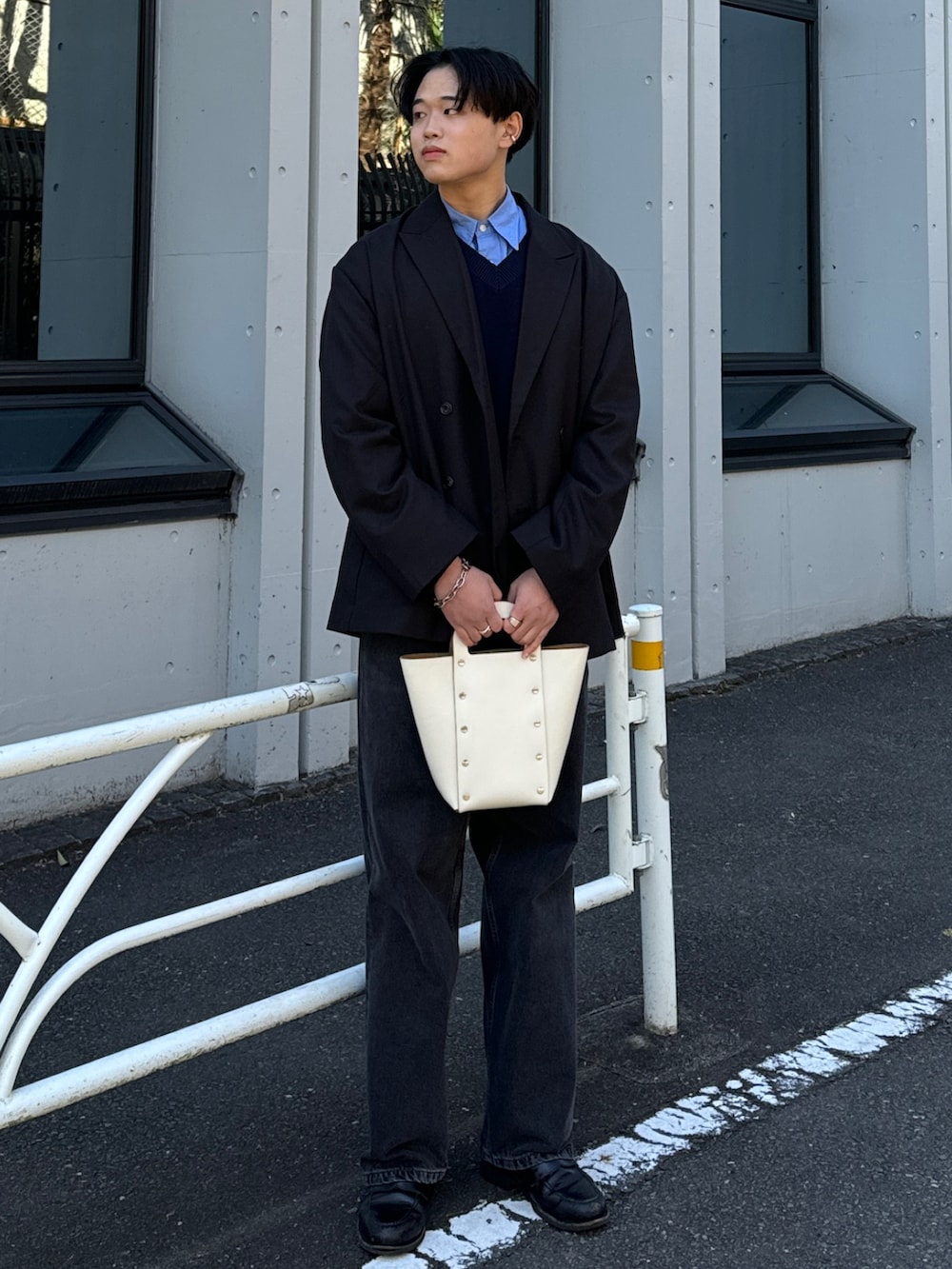 ブラック系のテーラードジャケット、ブルー系のシャツ/ブラウス、ブラック系のローファーを着用したメンズの冬コーディネートの3枚目の写真