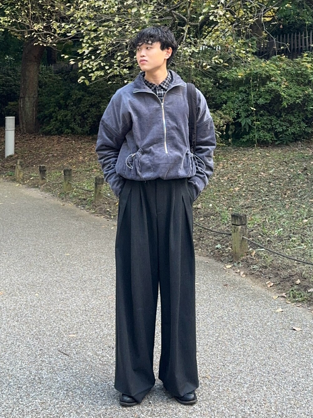 グレー系のブルゾン、グレー系のシャツ/ブラウス、ブラック系のスラックスを着用したメンズの秋コーディネートの5枚目の写真