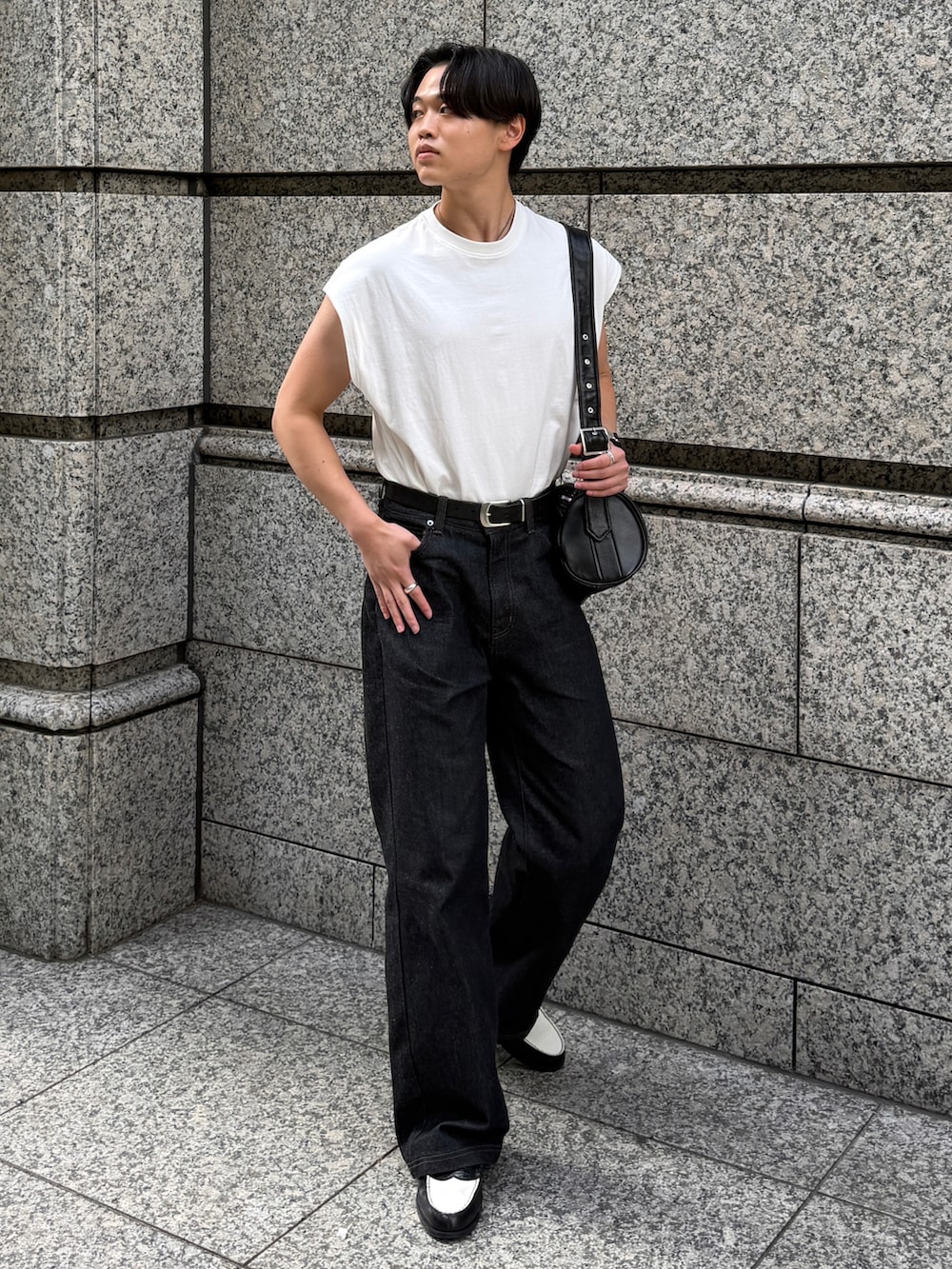 ホワイト系のTシャツ/カットソー、ブラック系のショルダーバッグ、ブラック系のデニムパンツを着用したメンズの春コーディネートの2枚目の写真