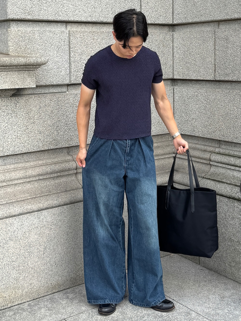 ブルー系のデニムパンツ、ブラック系のローファーを着用したメンズの夏コーディネートの4枚目の写真