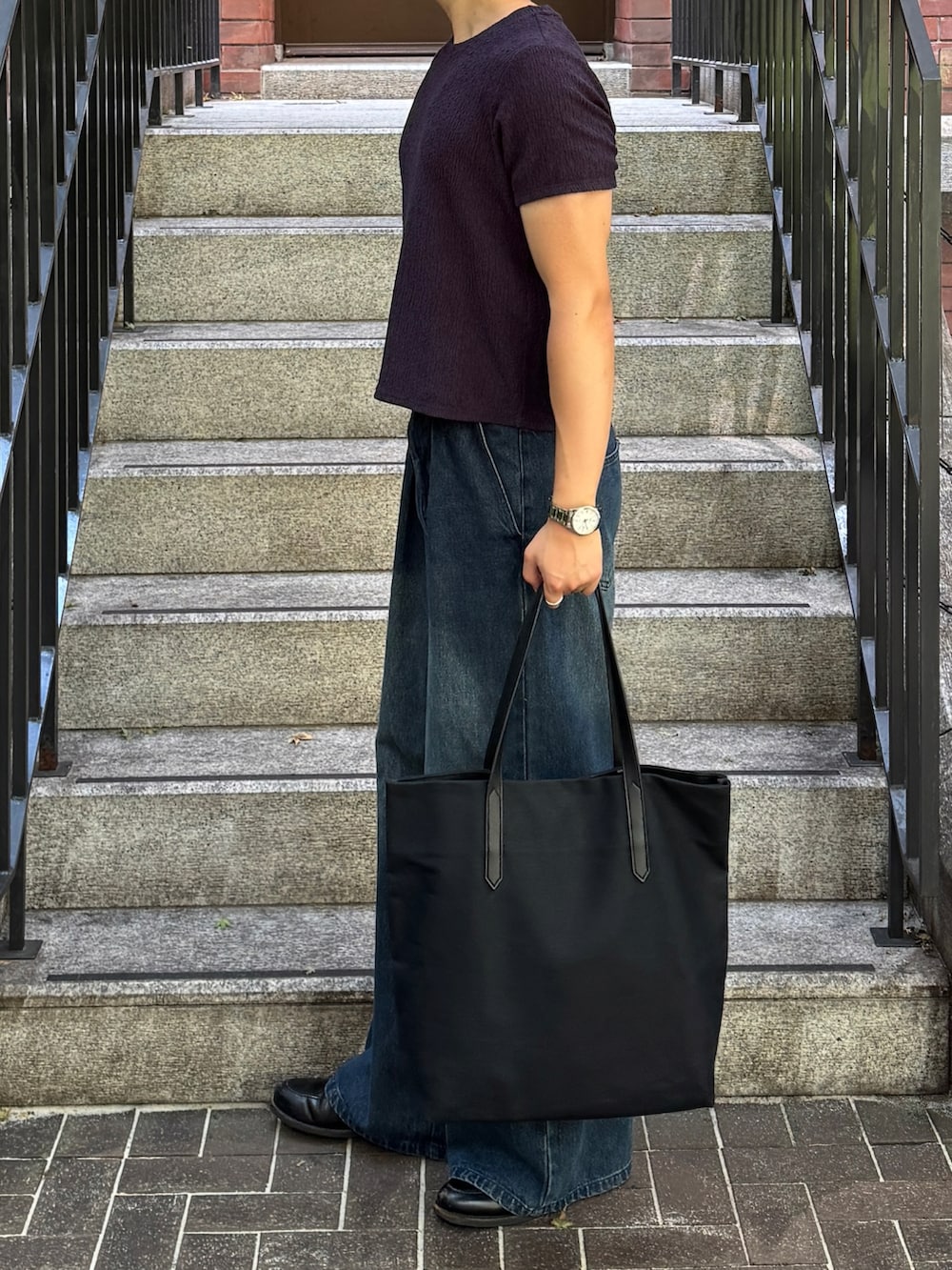 ブルー系のデニムパンツ、ブラック系のローファーを着用したメンズの夏コーディネートの3枚目の写真