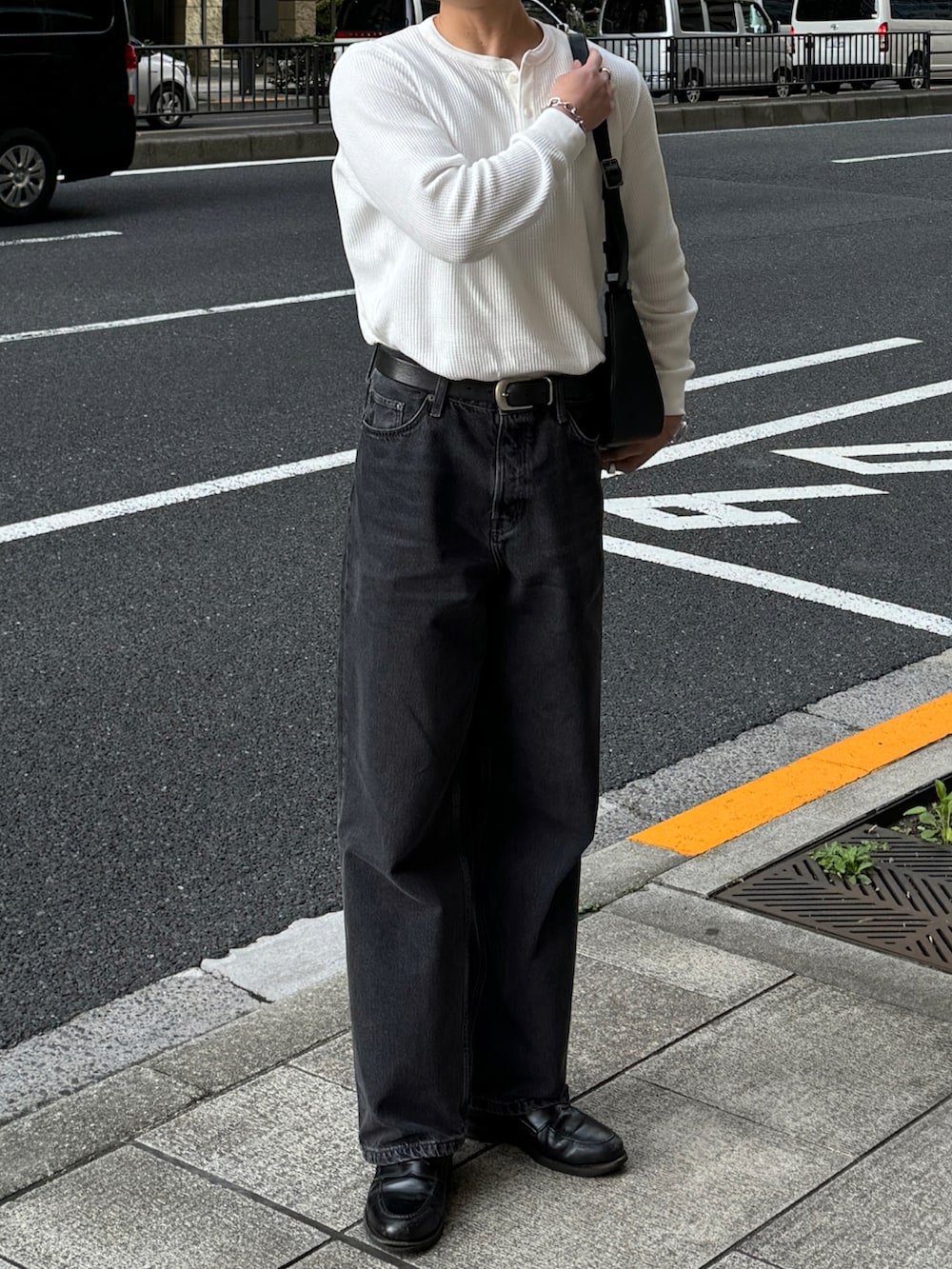 「春めき満開コーデ、最近のいい感じコーデ、ヘンリーネック、サーマル、サーマルカットソー、きれいめカジュアル、キレイめ、きれいめ、キレイめカジュアル、メンズファッション、メンズコーデ、韓国ファッション、韓国コーデ、グレーデニム、春コーデ」｜「CALLNEの【CALLNE】2WAY Half Moon Mini Bag / 2WAYハーフムーンミニバッグ（ショルダーバッグ、ブラック系）」を使った、Asuさん（メンズ・178cm）の春コーディネートの2枚目の写真