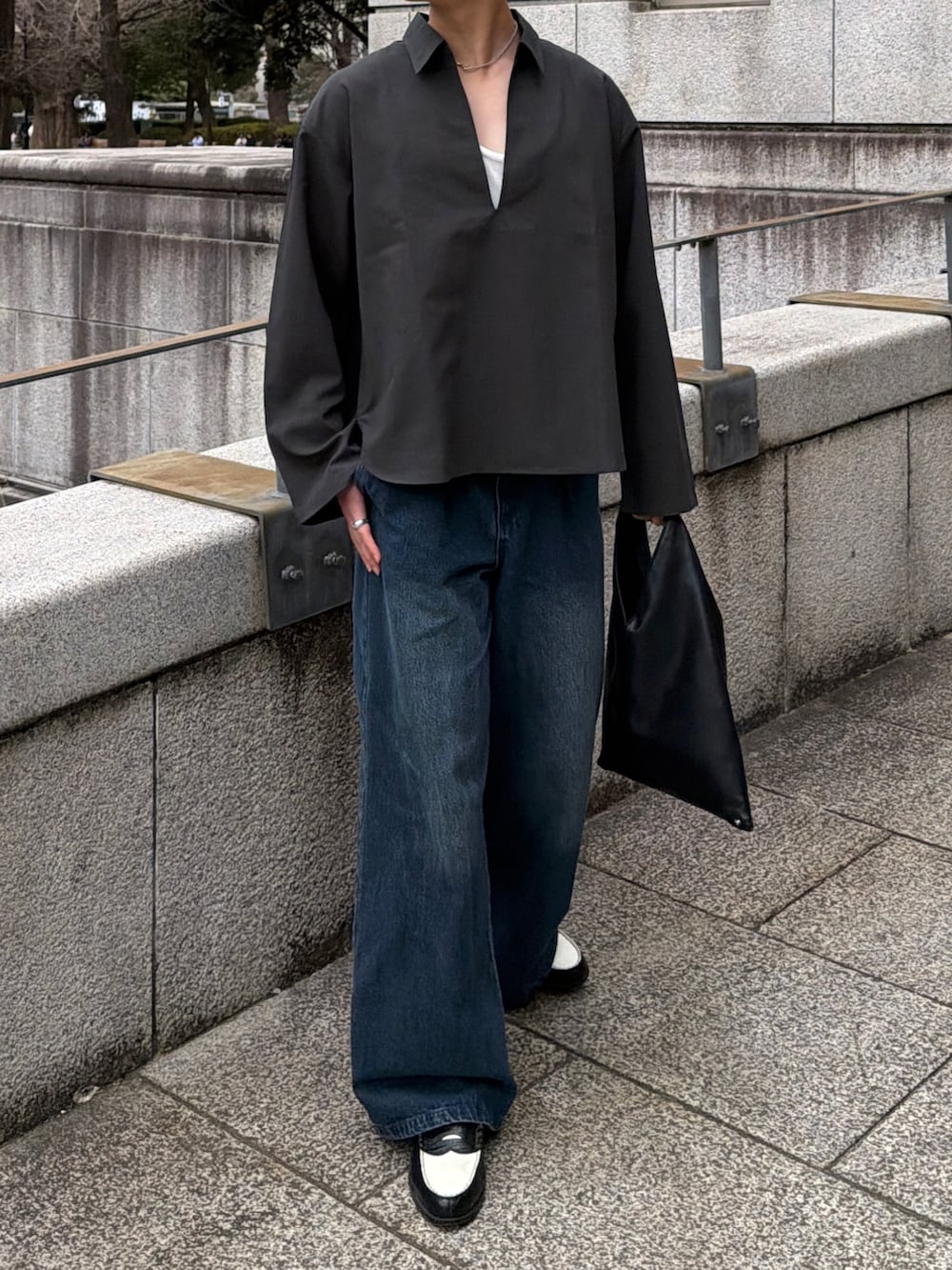 グレー系のシャツ/ブラウス、ブルー系のデニムパンツ、その他のローファーを着用したメンズの春コーディネートの3枚目の写真