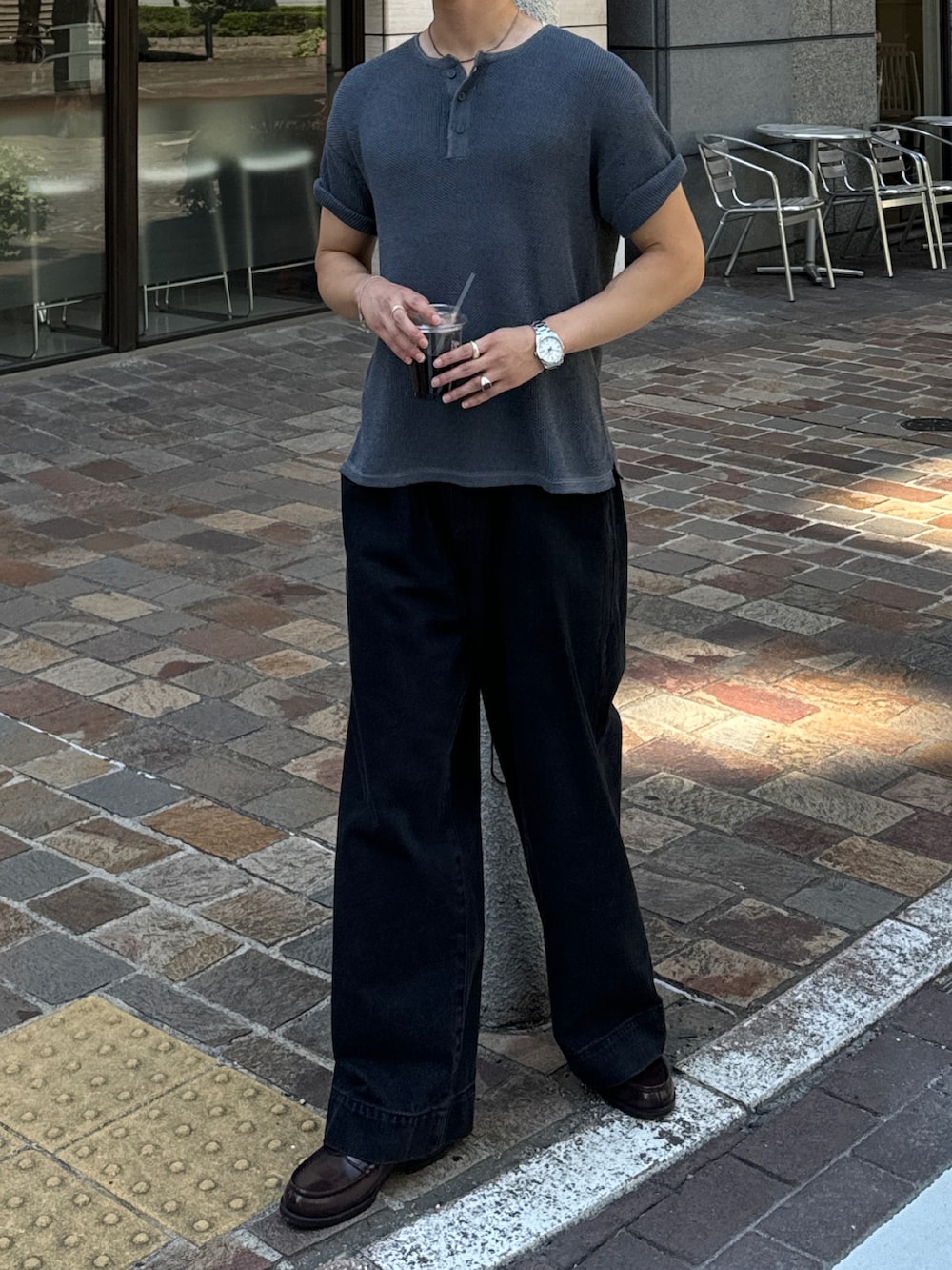 「ヘンリーネック、ヘンリーネックＴシャツ、ニットポロ、ポロシャツ、ポロシャツコーデ、デニム、デニムパンツ、デニムコーデ、きれいめカジュアル、キレイめ、きれいめ、キレイめカジュアル、きれいめコーディネート、キレイめコーデ、きれいめコーデ」｜「THE CLEのHENLEY NECK POLO SHIRT（ニット/セーター、グレー系）」を使った、Asuさん（メンズ・178cm）の夏コーディネートの3枚目の写真