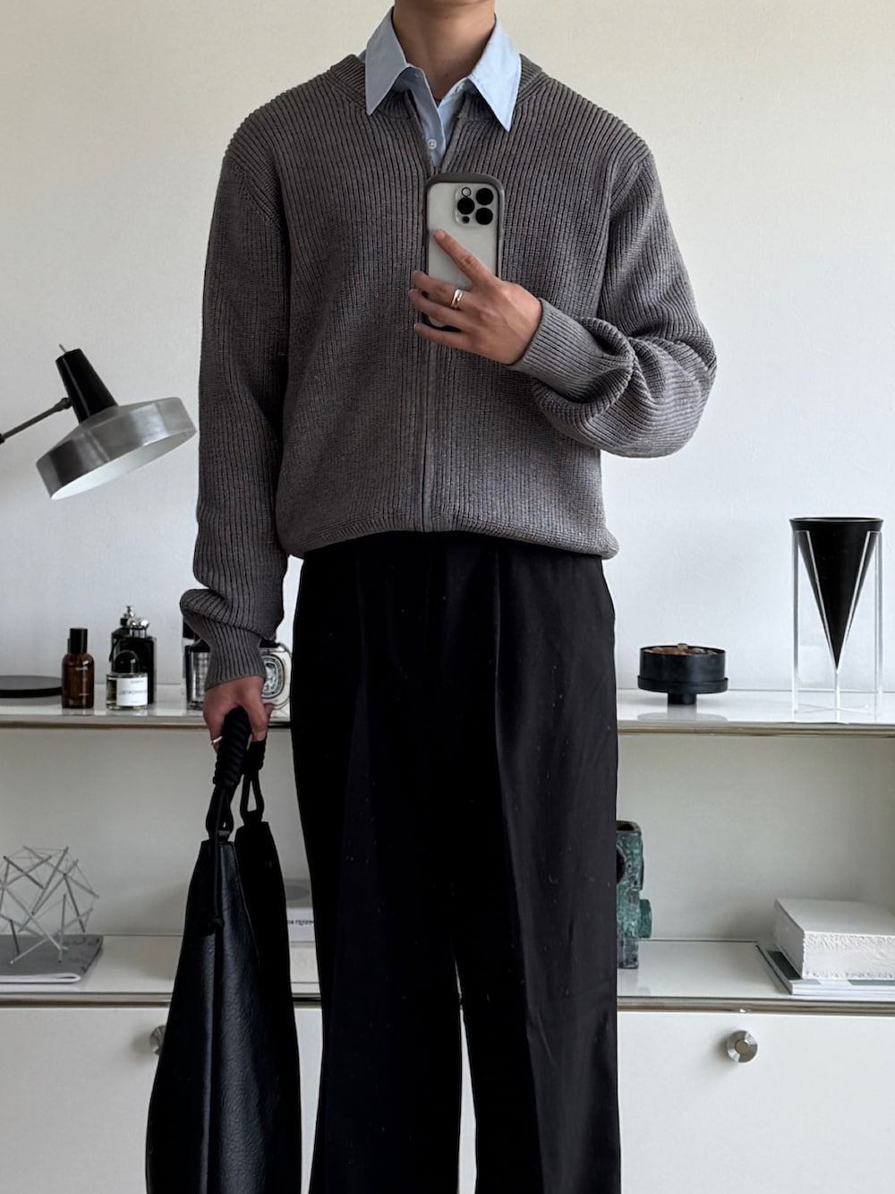 ブラック系のスラックス、ブルー系のシャツ/ブラウス、ブラック系のトートバッグを着用したメンズの秋コーディネートの2枚目の写真