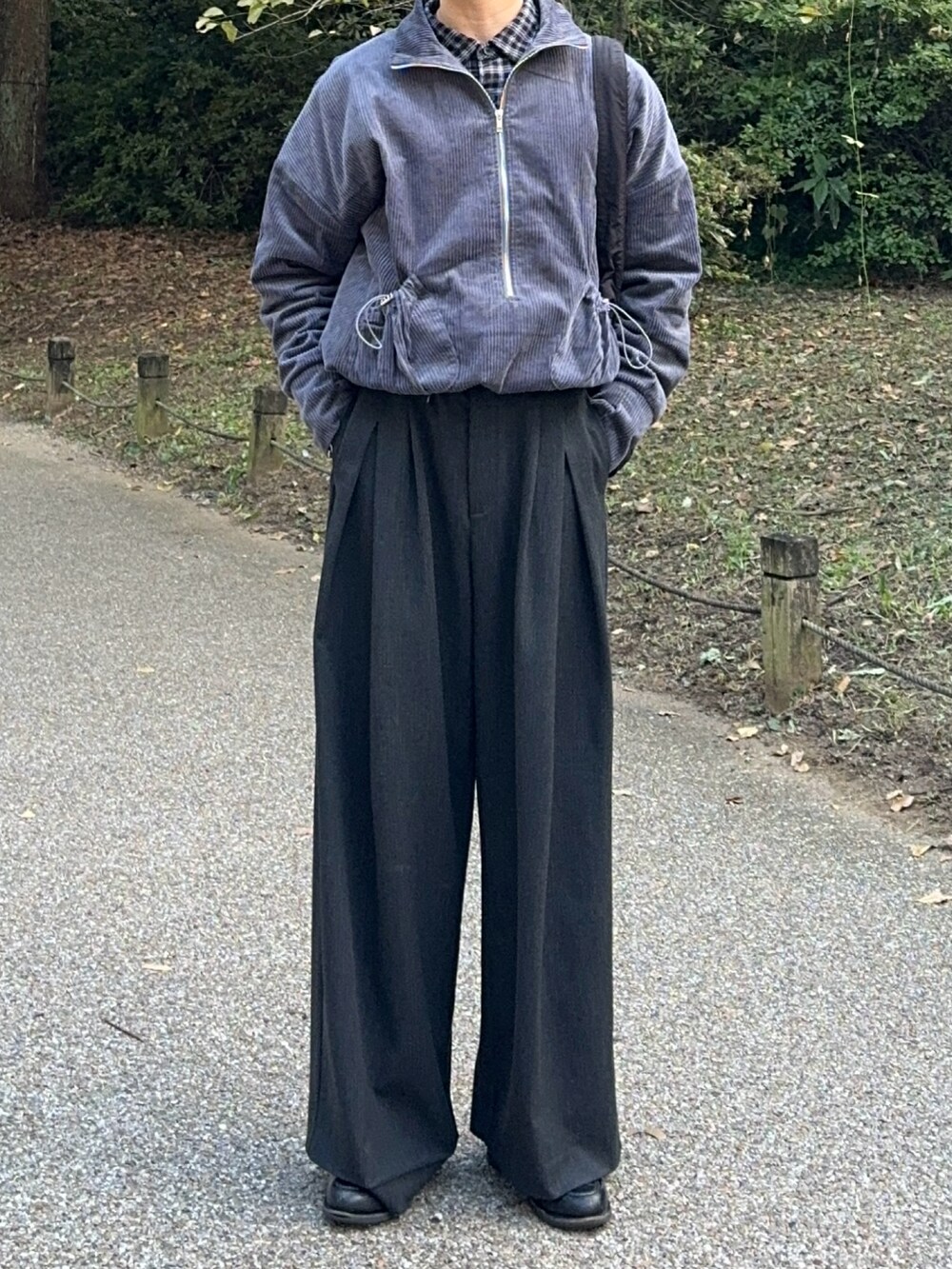 グレー系のブルゾン、グレー系のシャツ/ブラウス、ブラック系のスラックスを着用したメンズの秋コーディネートの3枚目の写真