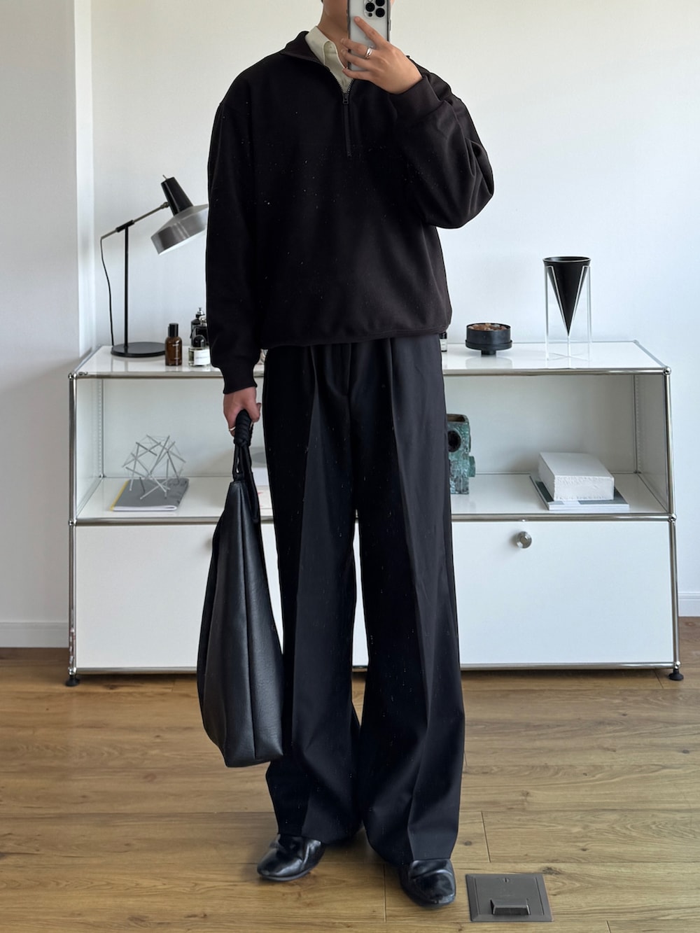 ホワイト系のシャツ/ブラウス、ブラック系のスラックス、ブラック系のトートバッグを着用したメンズの秋コーディネートの3枚目の写真