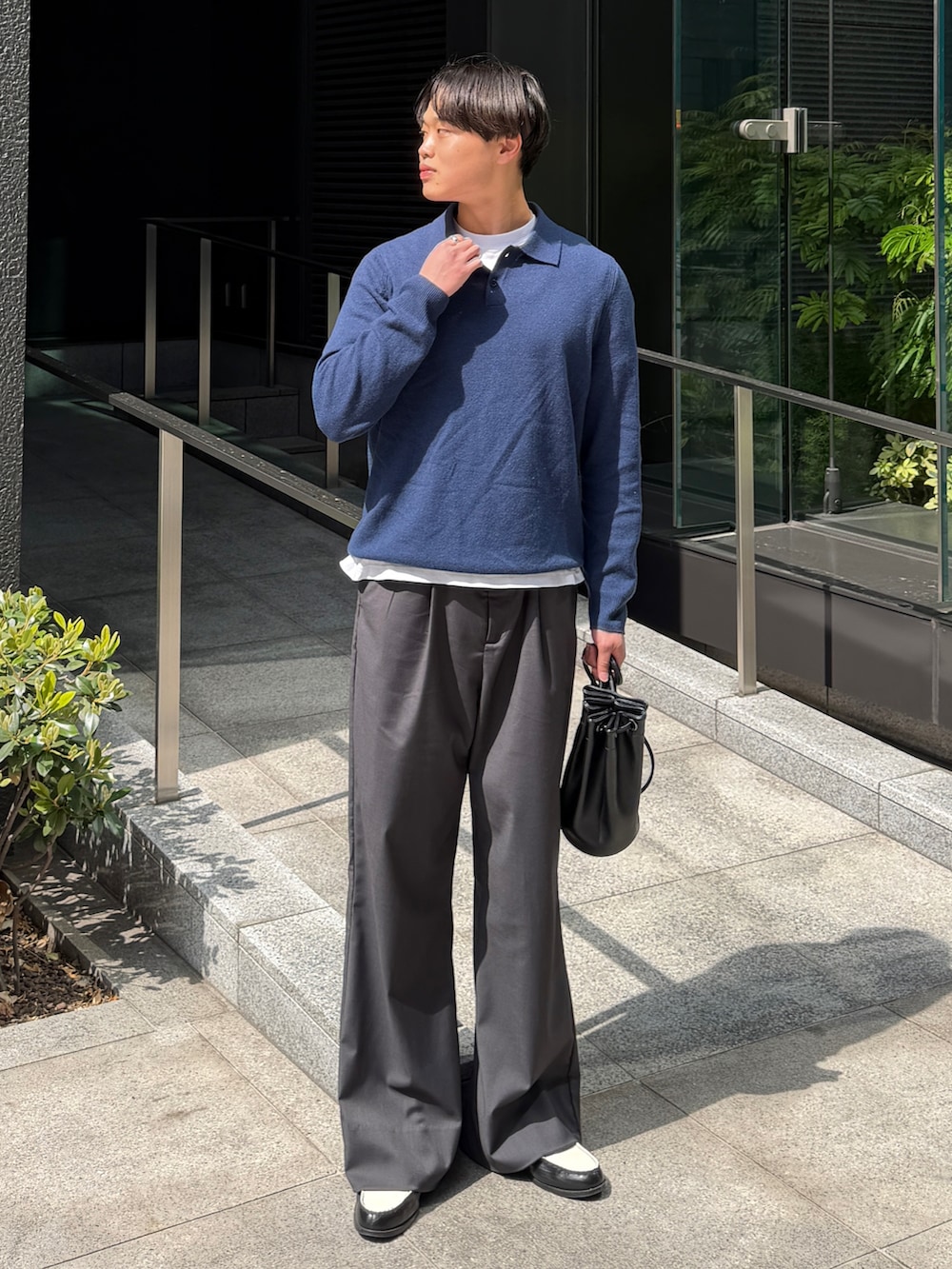 ホワイト系のTシャツ/カットソー、グレー系のスラックス、その他のローファーを着用したメンズの春コーディネートの3枚目の写真