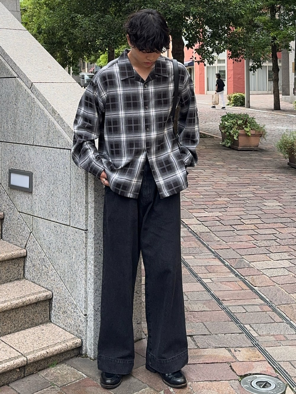 ブラック系のシャツ/ブラウス、ブラック系のデニムパンツ、ブラック系のローファーを着用したメンズの秋コーディネートの3枚目の写真