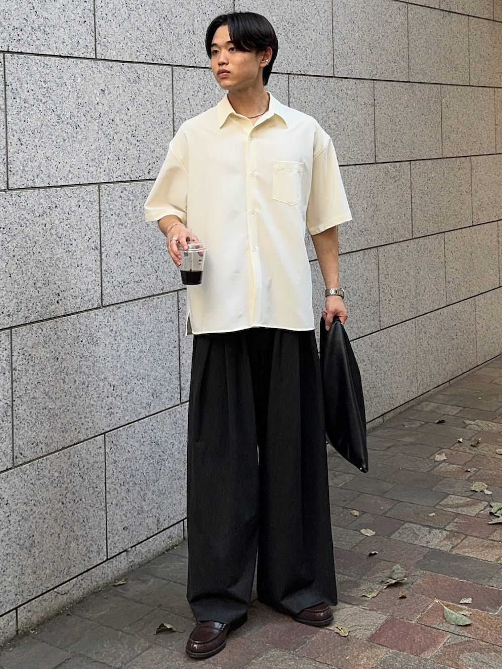 ホワイト系のシャツ/ブラウス、ブラック系のトートバッグ、シルバー系のネックレスを着用したメンズの夏コーディネートの2枚目の写真