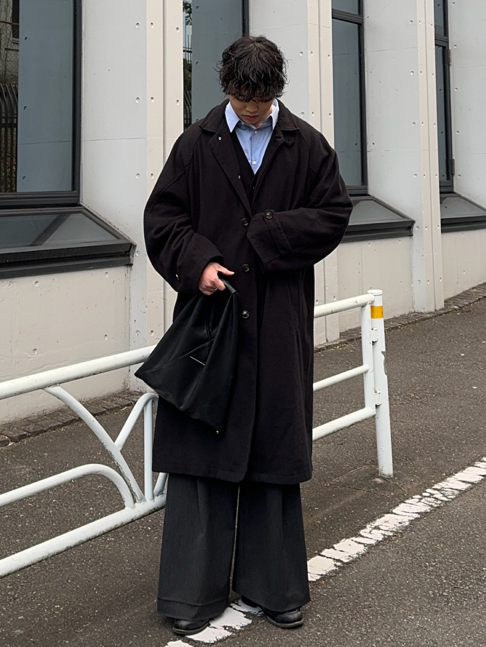 ブラック系のステンカラーコート、ブラック系のカーディガン/ボレロ、ブルー系のシャツ/ブラウスを着用したメンズの冬コーディネートの3枚目の写真