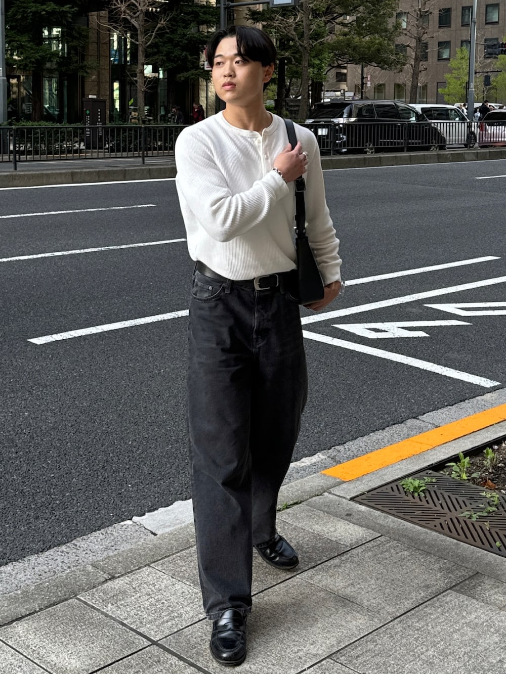 「春めき満開コーデ、最近のいい感じコーデ、ヘンリーネック、サーマル、サーマルカットソー、きれいめカジュアル、キレイめ、きれいめ、キレイめカジュアル、メンズファッション、メンズコーデ、韓国ファッション、韓国コーデ、グレーデニム、春コーデ」｜「CALLNEの【CALLNE】2WAY Half Moon Mini Bag / 2WAYハーフムーンミニバッグ（ショルダーバッグ、ブラック系）」を使った、Asuさん（メンズ・178cm）の春コーディネートの3枚目の写真