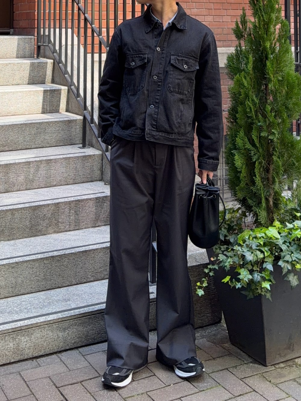 その他のデニムジャケット、ブルー系のシャツ/ブラウス、グレー系のスラックスを着用したメンズの春コーディネートの3枚目の写真