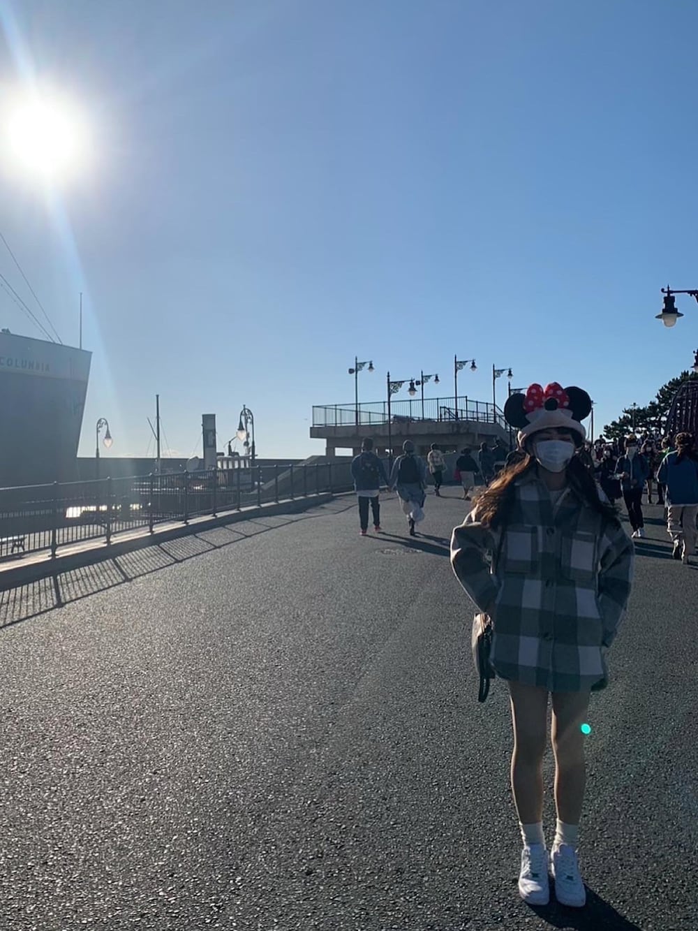 ベージュ系のジャケット/アウター、ホワイト系のスニーカー、ブルー系のパンツを着用したレディースの冬コーディネートの2枚目の写真