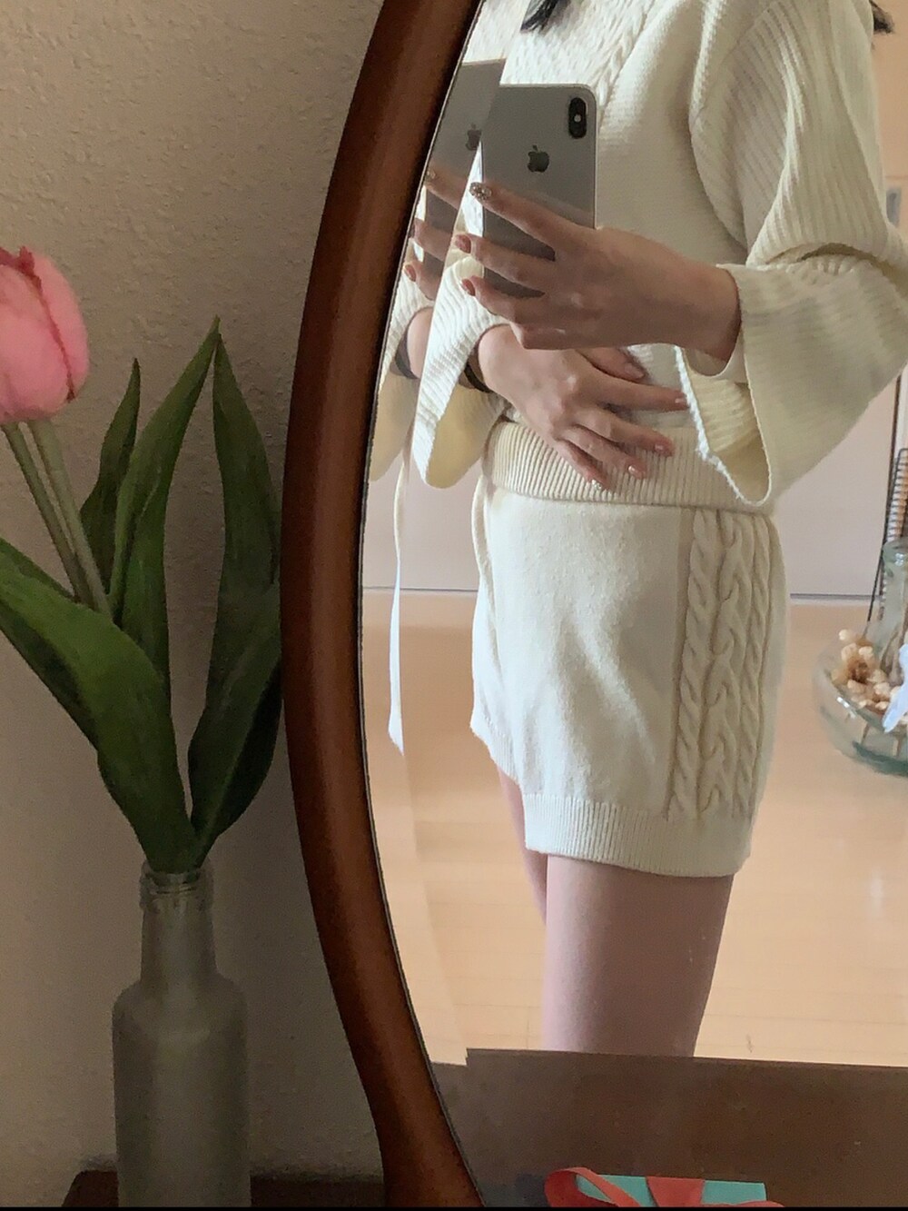 ベージュ系のパンツ、ホワイト系のニット/セーターを着用したレディースの冬コーディネートの3枚目の写真