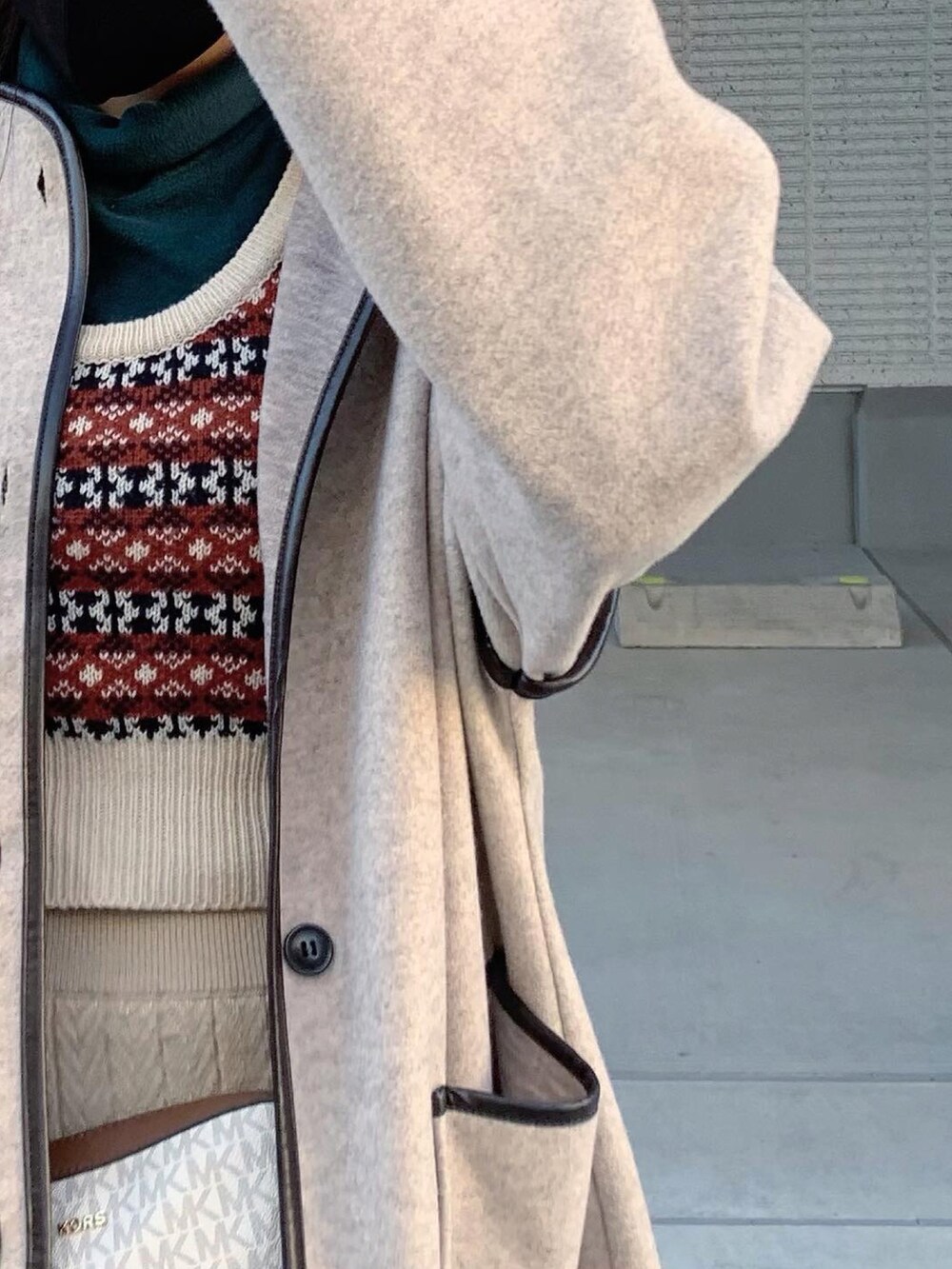 ブラック系のスニーカー、ベージュ系のノーカラージャケット、ブラック系のハットを着用したレディースの冬コーディネートの2枚目の写真