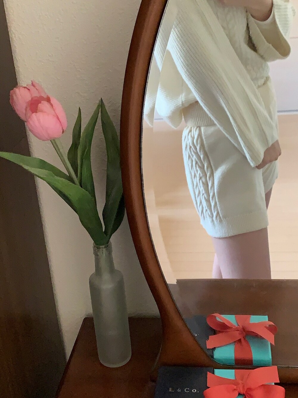 ベージュ系のパンツ、ホワイト系のニット/セーターを着用したレディースの冬コーディネートの2枚目の写真