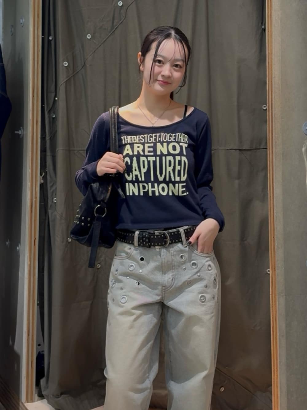 ブルー系のニット/セーター、ブルー系のデニムパンツ、ブラック系のパンプスを着用したレディースの冬コーディネートの2枚目の写真