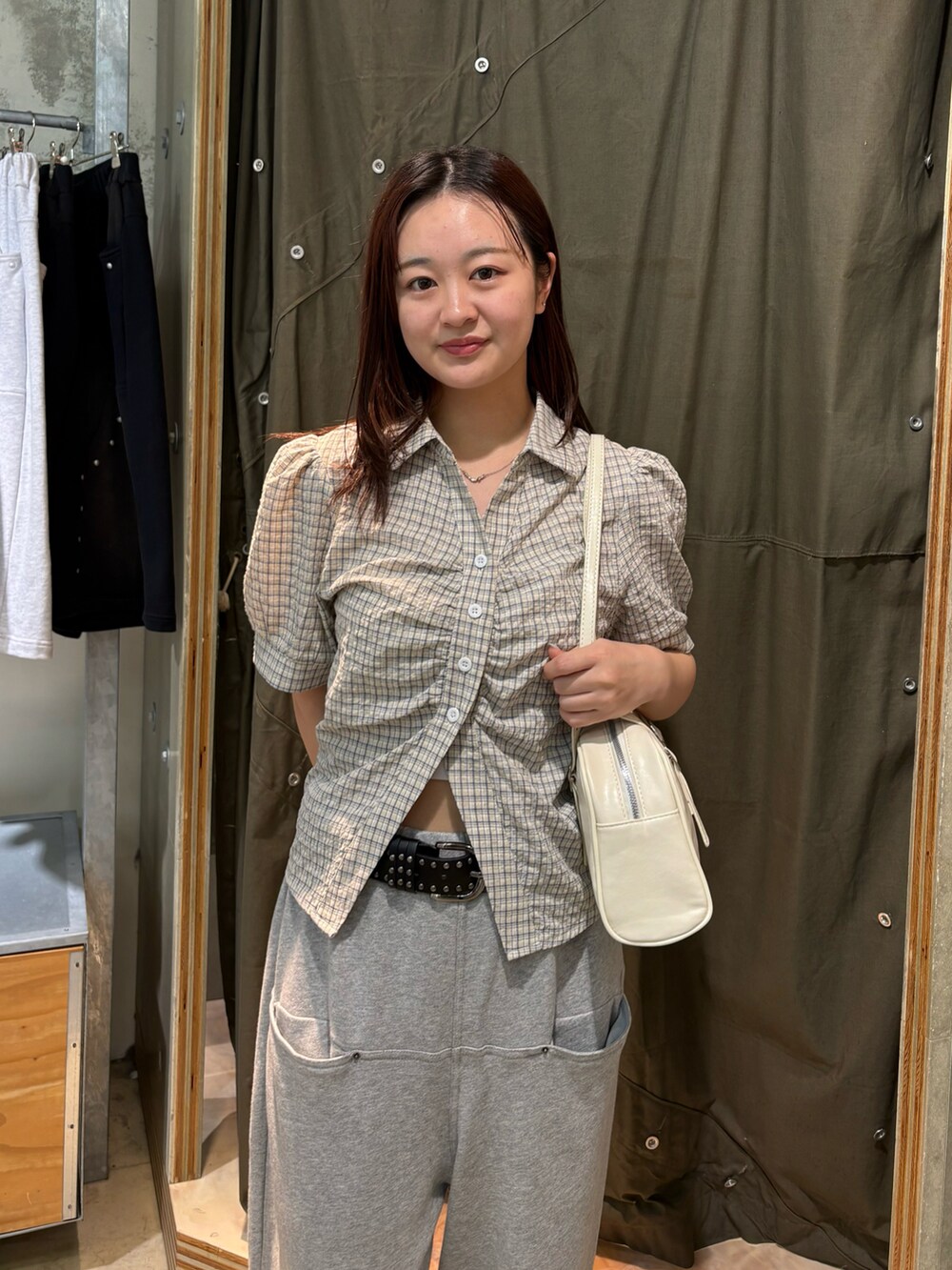 ホワイト系のシャツ/ブラウス、グレー系のスウェットパンツ、ホワイト系のショルダーバッグを着用したレディースの夏コーディネートの4枚目の写真