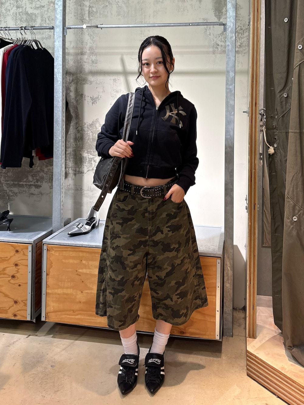 「WHO'S WHO galleryの【KOOKY'N/クーキー】KYロゴジップパーカー(パーカー、ブラック系)」を使った、mashiroさん(骨格ウェーブ・レディース・153cm)の夏コーディネートの2枚目の写真