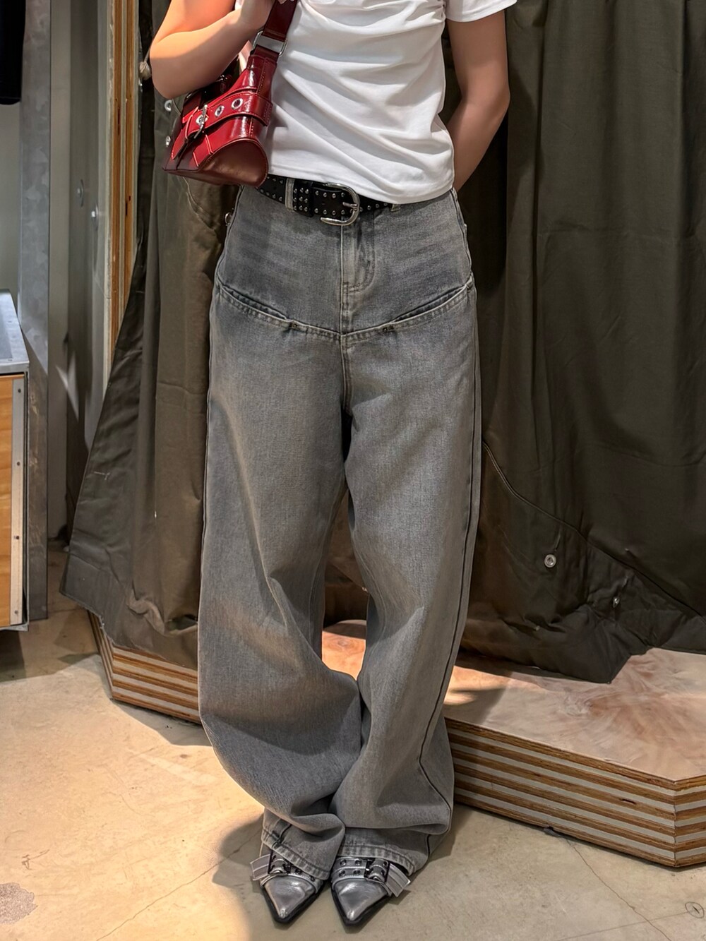 ホワイト系のTシャツ/カットソー、グレー系のデニムパンツ、レッド系のショルダーバッグを着用したレディースの春コーディネートの4枚目の写真