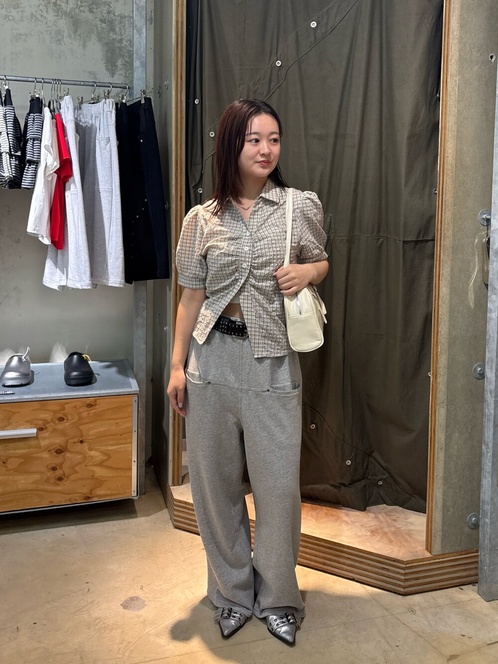 ホワイト系のシャツ/ブラウス、グレー系のスウェットパンツ、ホワイト系のショルダーバッグを着用したレディースの夏コーディネートの2枚目の写真