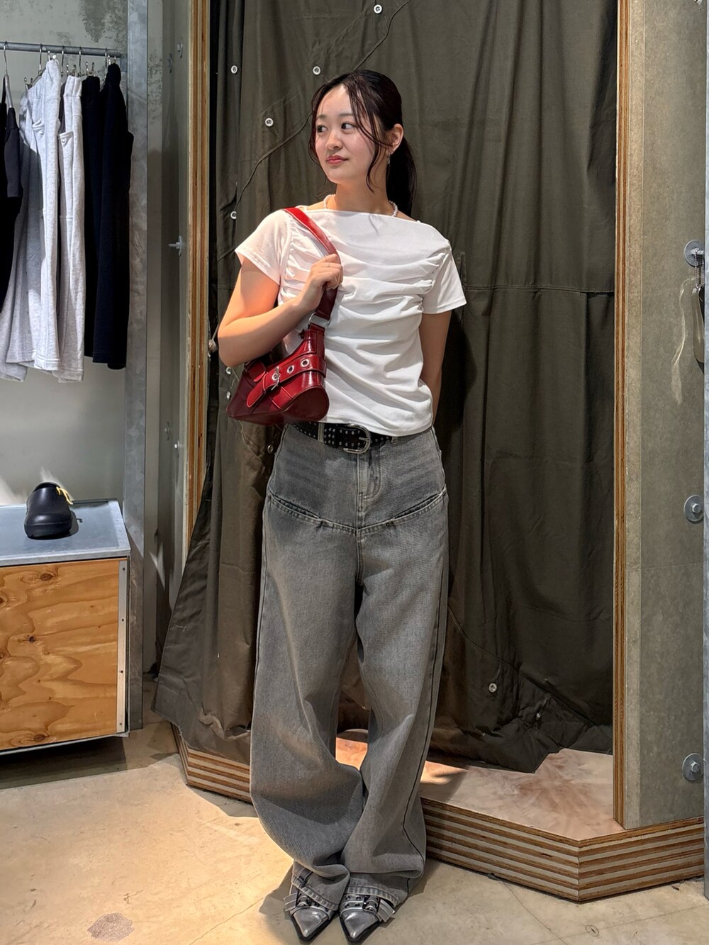 ホワイト系のTシャツ/カットソー、グレー系のデニムパンツ、レッド系のショルダーバッグを着用したレディースの春コーディネートの2枚目の写真