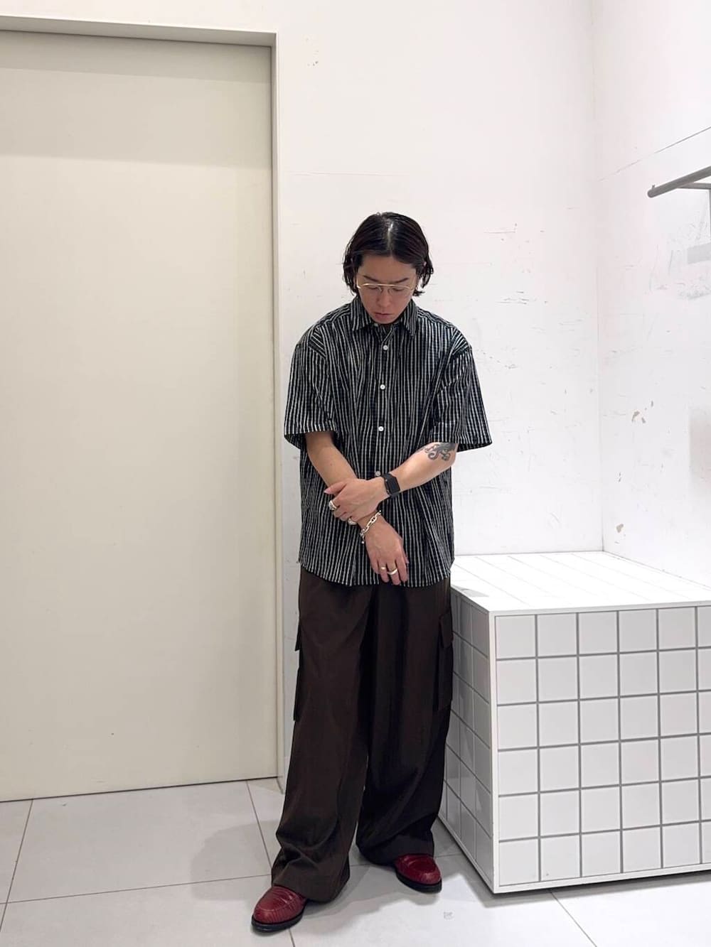 ブラック系のシャツ/ブラウス、グリーン系のその他パンツを着用したメンズの夏コーディネートの2枚目の写真