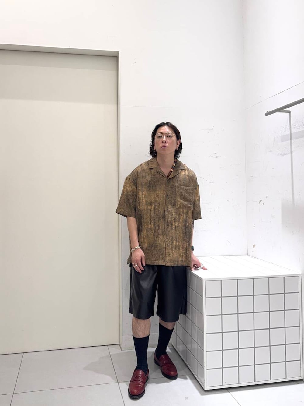 ブラウン系のシャツ/ブラウス、ブラック系のその他パンツを着用したメンズの夏コーディネートの2枚目の写真