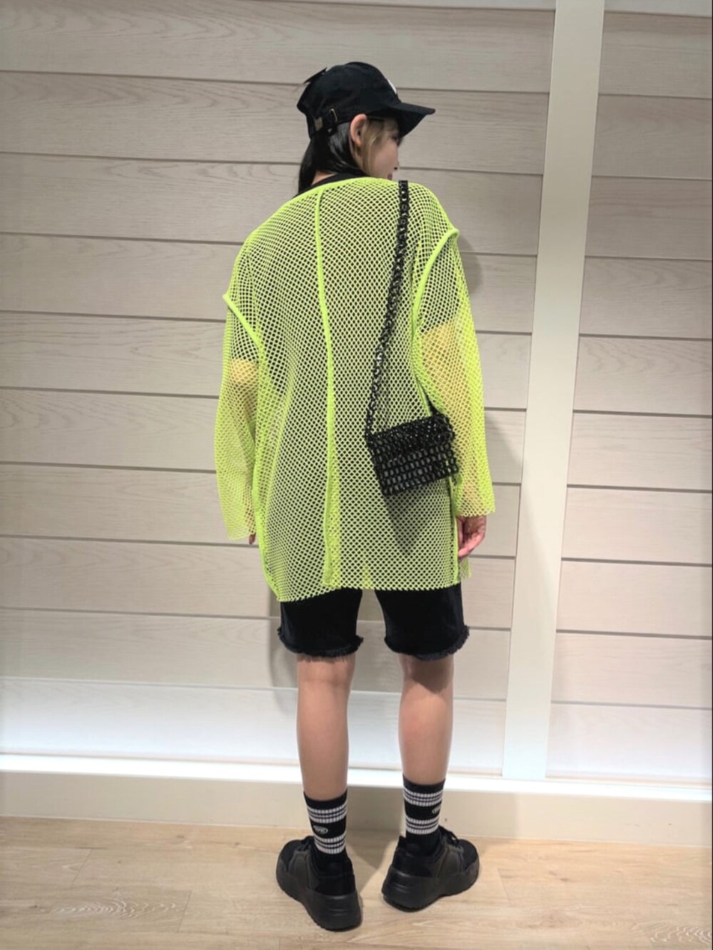 イエロー系のTシャツ/カットソー、ブラック系のTシャツ/カットソー、ブラック系のショルダーバッグを着用したレディースの夏コーディネートの2枚目の写真