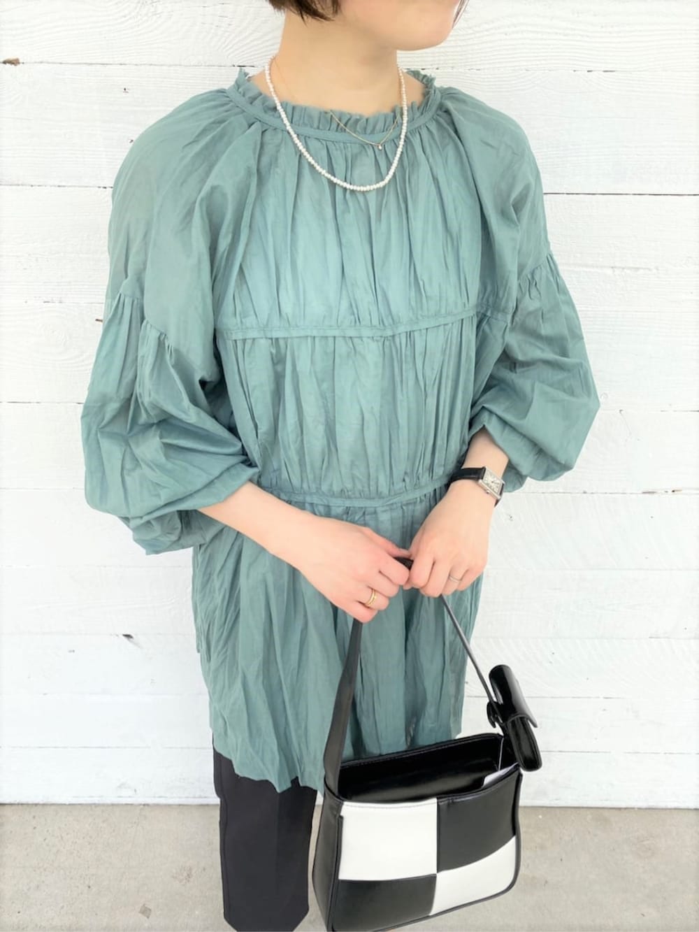 グリーン系のシャツ/ブラウス、ブラック系のその他パンツ、ブラック系のショルダーバッグを着用したレディースの夏コーディネートの3枚目の写真