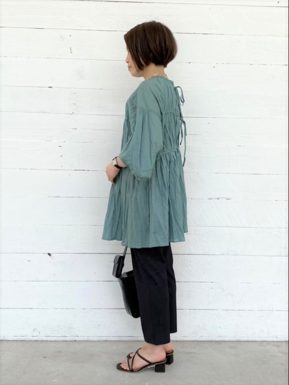 グリーン系のシャツ/ブラウス、ブラック系のその他パンツ、ブラック系のショルダーバッグを着用したレディースの夏コーディネートの2枚目の写真