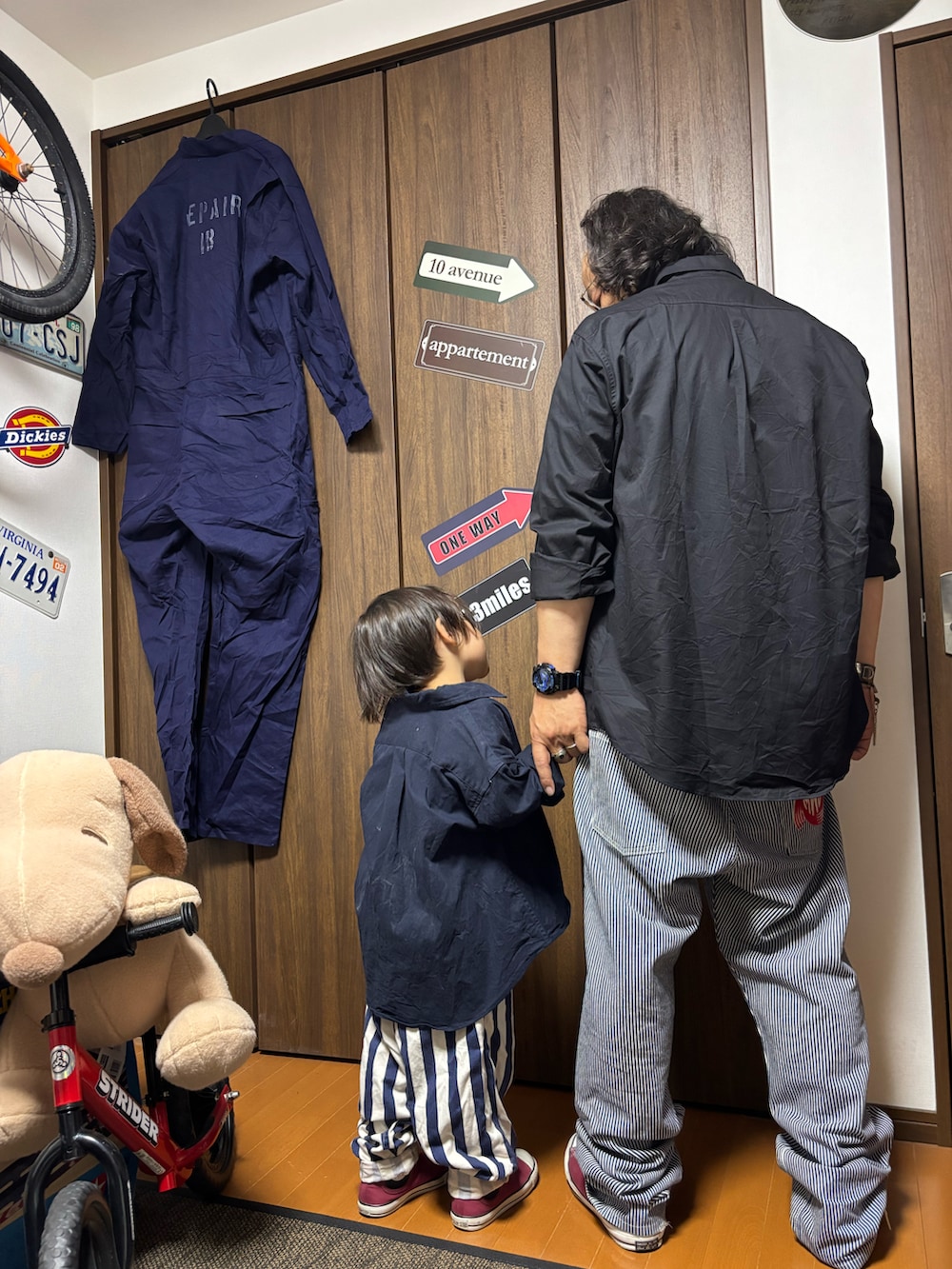 ブラック系のシャツ/ブラウス、ブルー系のその他パンツ、ブルー系のその他パンツを着用したメンズの春コーディネートの2枚目の写真