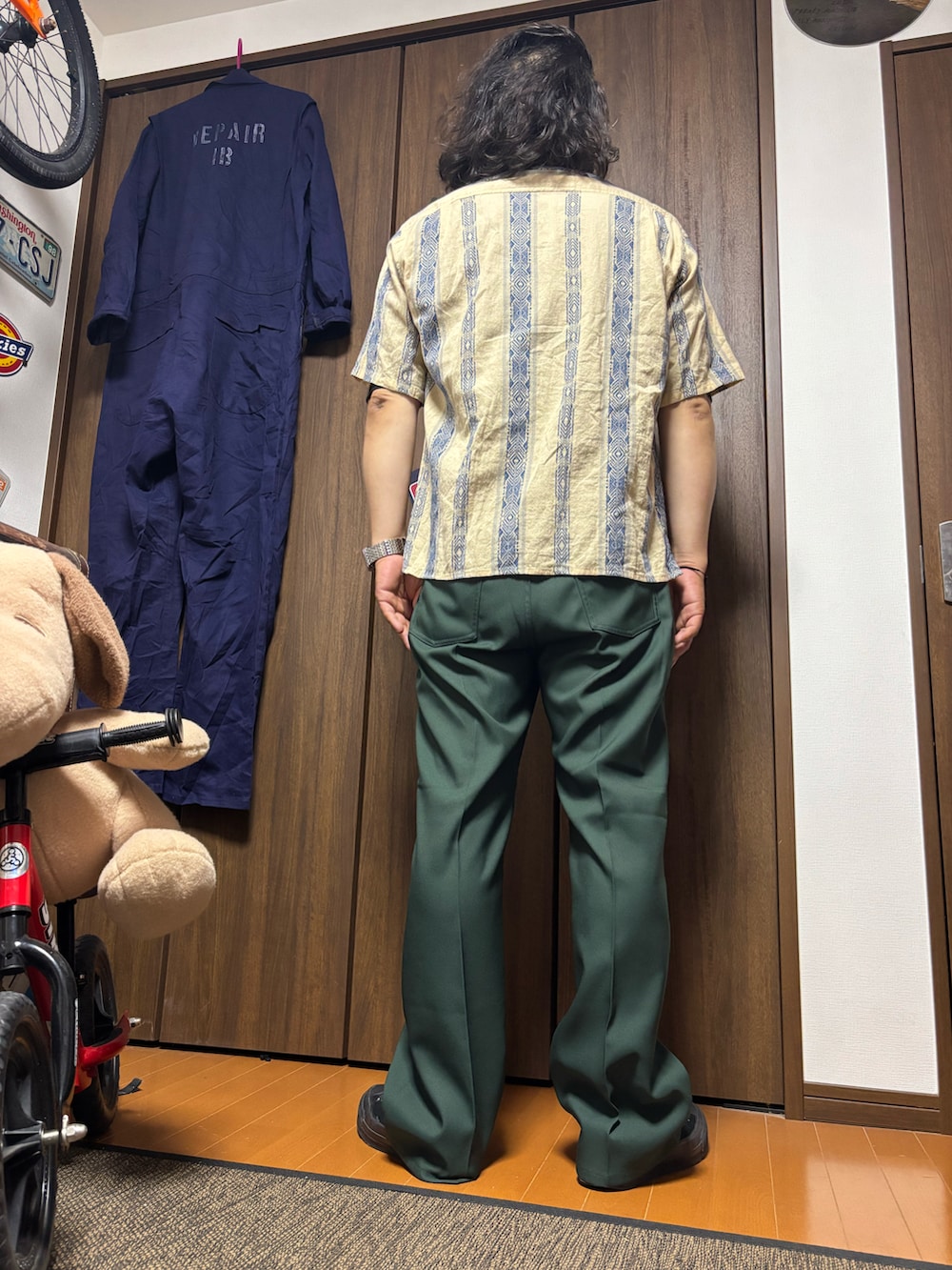 ベージュ系のシャツ/ブラウス、グリーン系のスラックス、ブラック系のスニーカーを着用したメンズの夏コーディネートの2枚目の写真