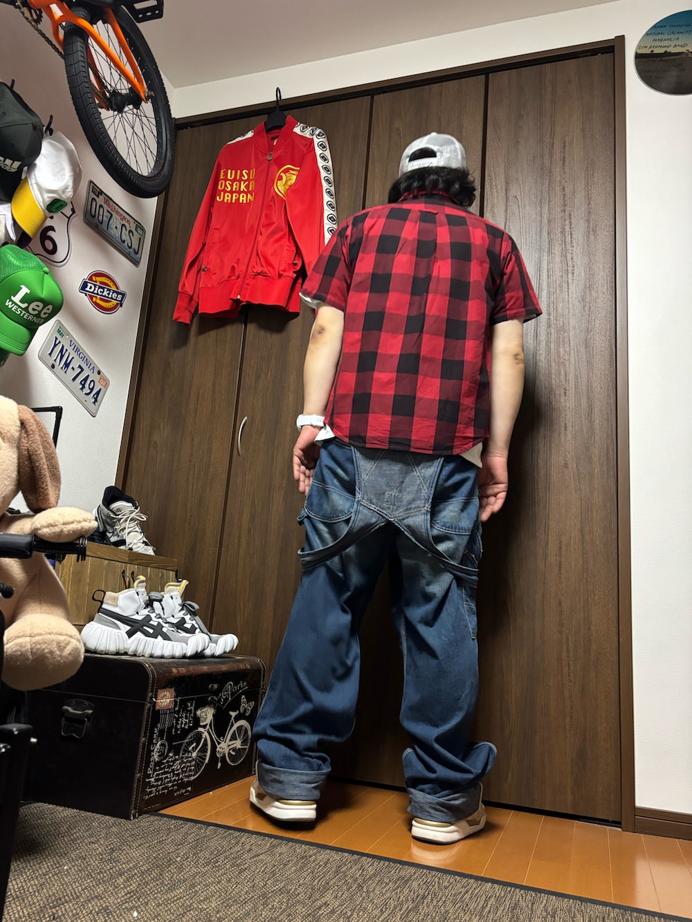 ブルー系のサロペット/オーバーオール、ベージュ系のスニーカー、レッド系のシャツ/ブラウスを着用したメンズの夏コーディネートの2枚目の写真