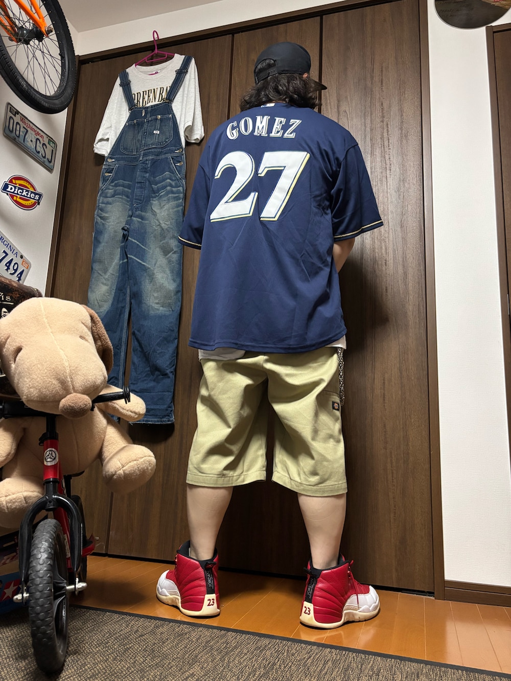 ブルー系のシャツ/ブラウス、ベージュ系のチノパンツ、レッド系のスニーカーを着用したメンズの夏コーディネートの2枚目の写真