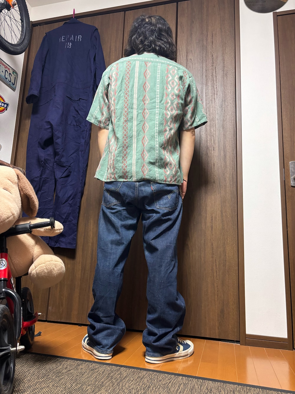 ベージュ系のシャツ/ブラウス、ブルー系のデニムパンツ、ブルー系のスニーカーを着用したメンズの夏コーディネートの2枚目の写真