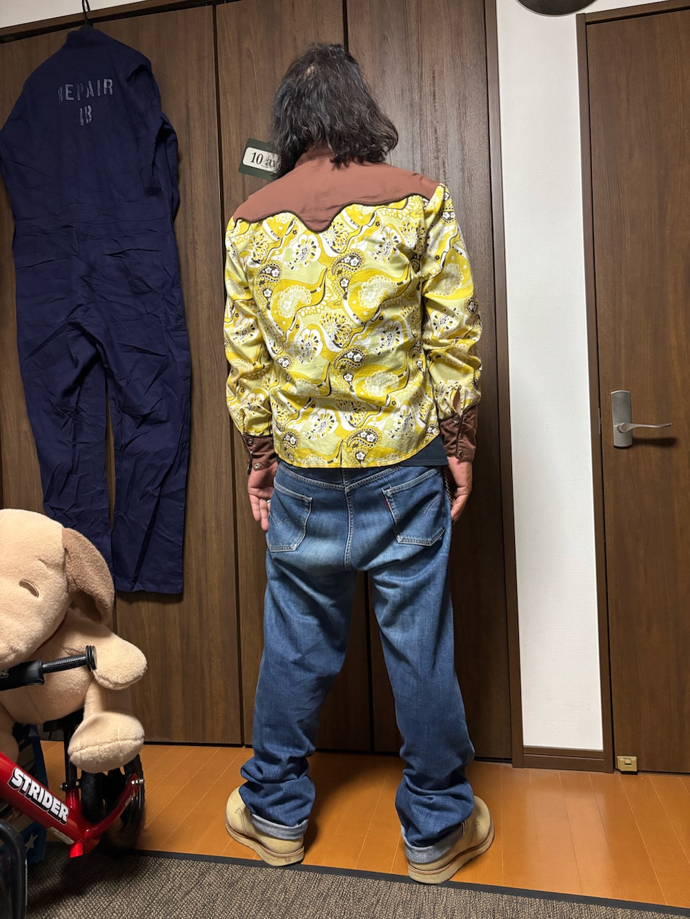 イエロー系のシャツ/ブラウス、ブルー系のデニムパンツ、ベージュ系のブーツを着用したメンズの春コーディネートの2枚目の写真