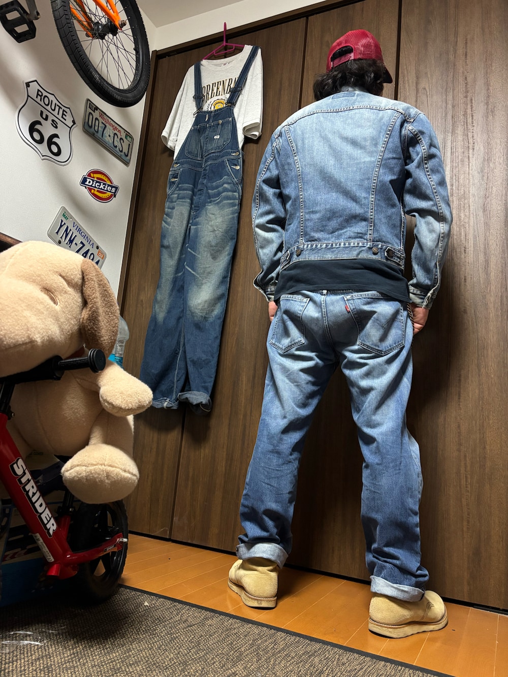 ブルー系のデニムジャケット、ブラック系のTシャツ/カットソー、ブルー系のデニムパンツを着用したメンズの夏コーディネートの2枚目の写真